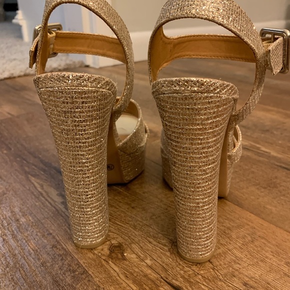 COPY - Chinese Laundry gold platforms size 7. - Picture 3 of 4